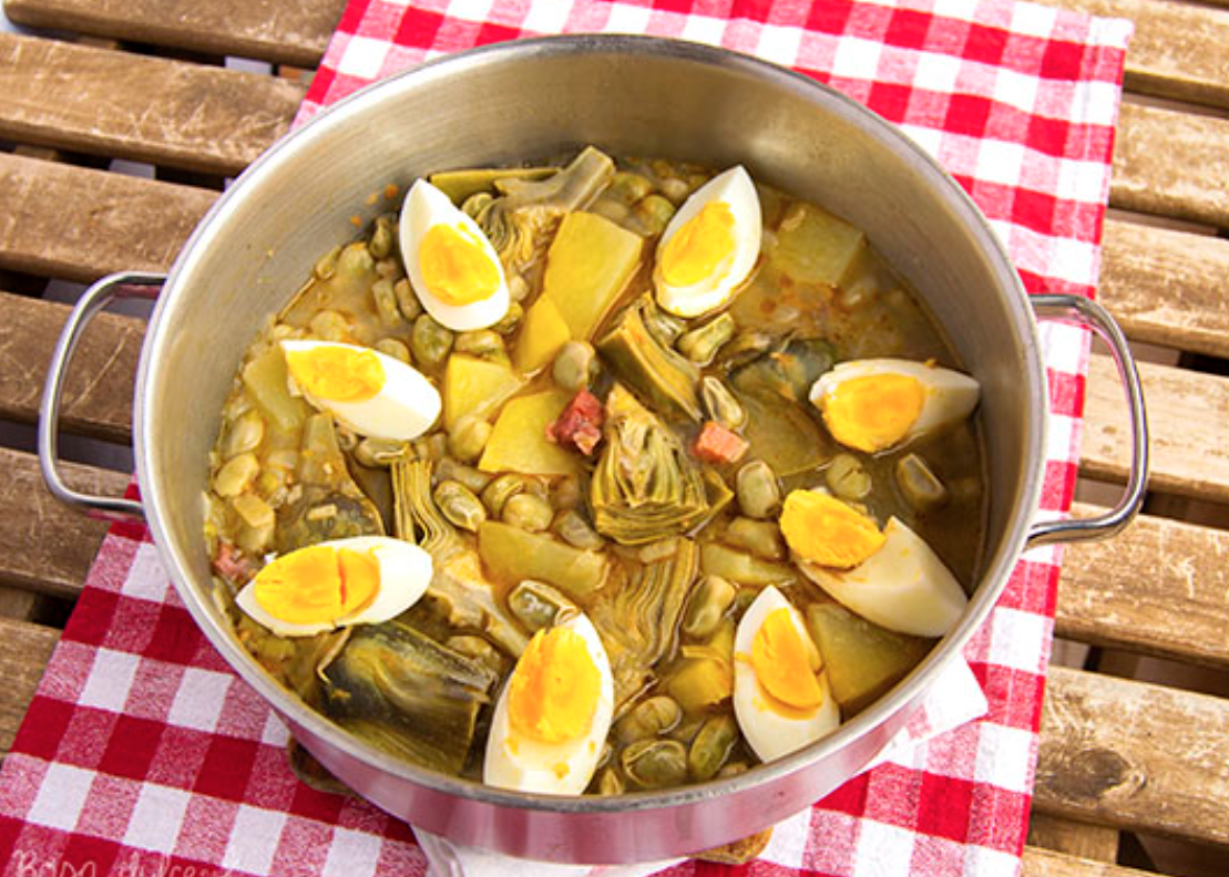 Gazpacho de Almería con guiso de habitas tiernas y alcachofas.